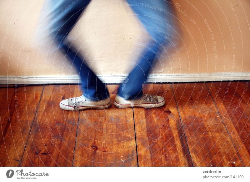Hampelmann Fuß Schuhe Turnschuh Turnen Knie aufstehen Schwung springen Kniebeuge Freude Mensch sportlich pausengymnastik in die knie gehen gesudheit