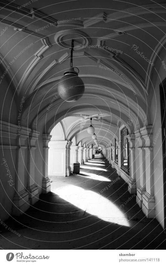 russian mall Schwarzweißfoto Außenaufnahme Menschenleer Tag Licht Schatten Haus Handel St. Petersburg Russland Fußgängerzone Tunnel Bauwerk Gebäude Architektur