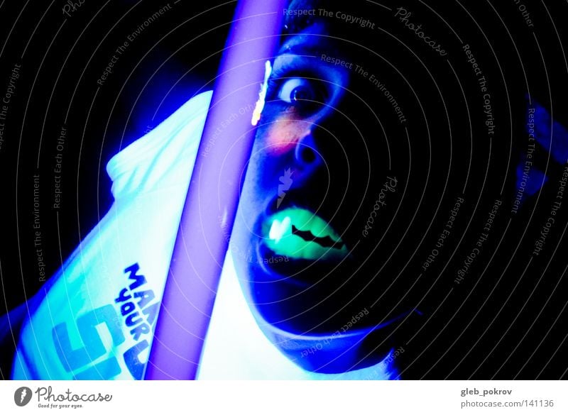 Vampirin Frau Leuchtreklame Licht Lichterscheinung T-Shirt Gesicht Zähne Nase Auge Hand Freude gefährlich Frauen ultraviolett weiches ultraviolettes Licht