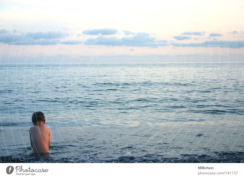 Wem gehört die Welt? Kind Meer Strand Abend Sonne Abendsonne vertiefen Bad Schwimmen & Baden blau rosa Himmel Wolken Horizont Kieselsteine Spielen Sommer Wasser