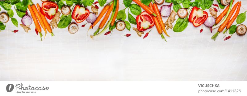 Auswahl an Bio-Gemüse und Zutaten für Gesundes Kochen Lebensmittel Salat Salatbeilage Kräuter & Gewürze Ernährung Bioprodukte Vegetarische Ernährung Diät Stil