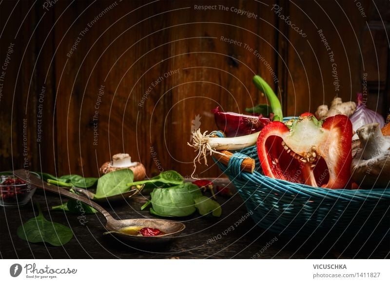 Frisches Gemüse im blauem Korb , Kochlöffel und Zutaten Lebensmittel Salat Salatbeilage Kräuter & Gewürze Öl Ernährung Mittagessen Abendessen Festessen