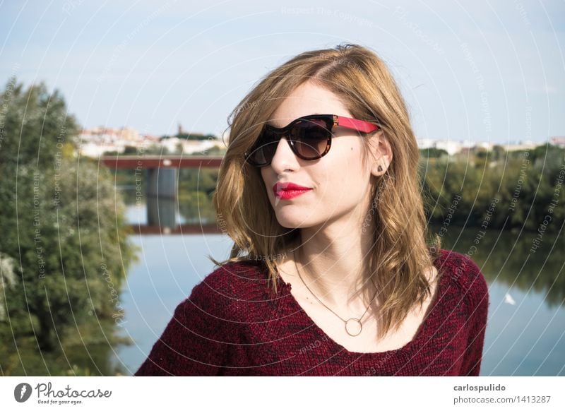 # 1413287 Lifestyle schön Gesicht feminin Junge Frau Jugendliche Erwachsene Mensch 18-30 Jahre Brücke Pullover Stoff Brille blond niedlich Erotik Stadt