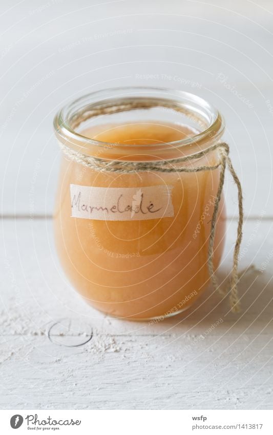 Birnenmarmelade in einem Einmachglas Frucht Marmelade Frühstück Vegetarische Ernährung Diät Schnur frisch lecker Birnenkonfitüre Bio Glas Essen Holztisch