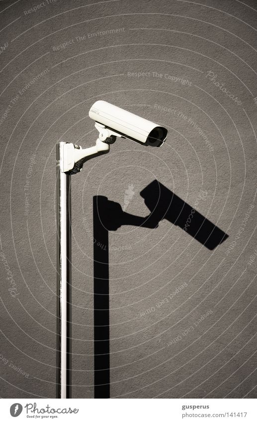 sehen und gesehenwerden Überwachung unsicher Überwachungsstaat Detailaufnahme Macht Sicherheit Fotokamera untertauchen Schatten einfach Klarheit orwell 1984