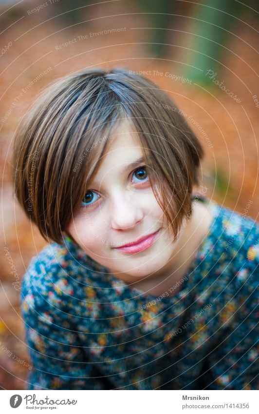 Mädchen feminin Kind Kindheit 1 Mensch 8-13 Jahre schön Herbst herbstlich Herbstlaub sitzen Blick Auge Augenfarbe Lächeln Verschmitzt direkt Farbfoto