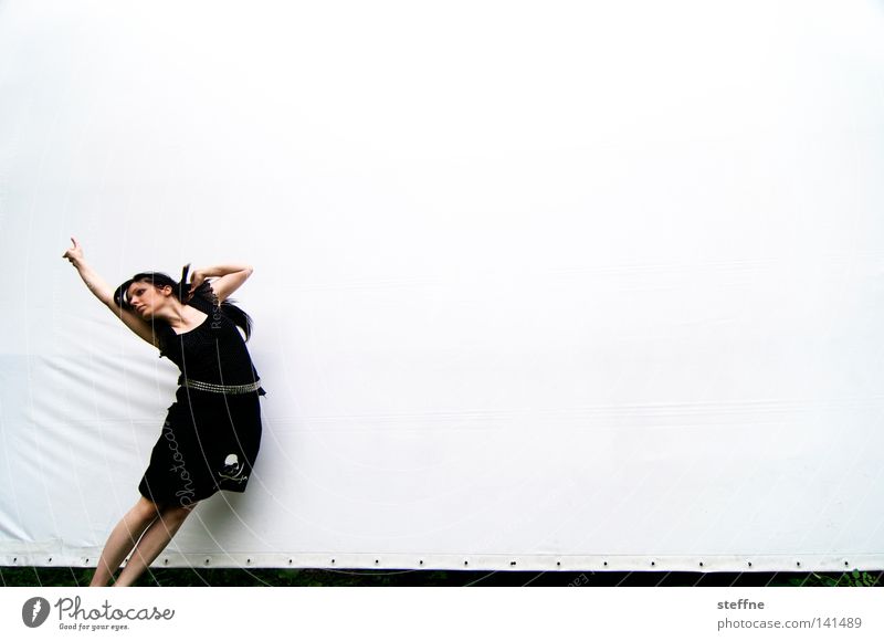 Hansspringindieluft [Weimar 2008] Projektionsleinwand Photo-Shooting Rockabilly Schädel Mode springen hüpfen fliegen Luft Bewegung Dynamik Ausgelassenheit Frau