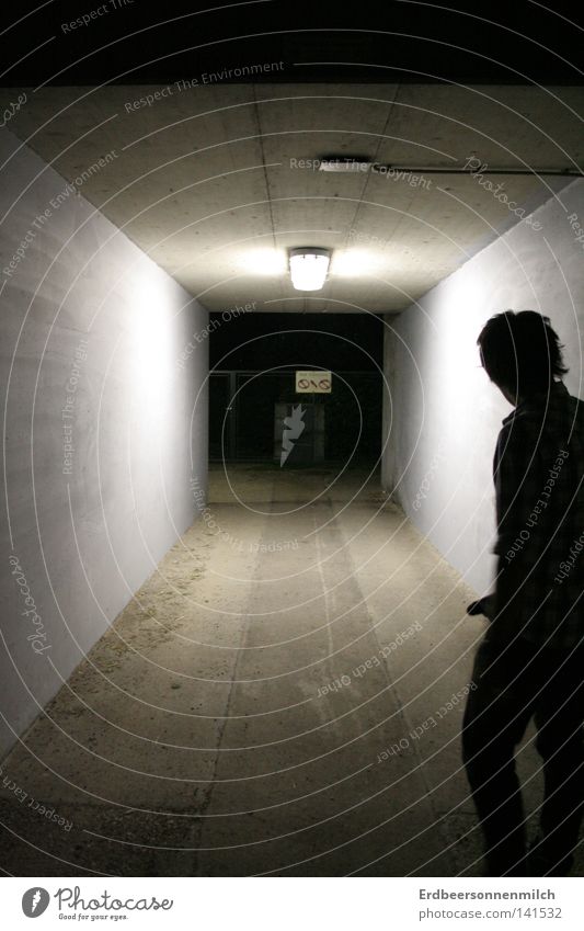 Tunnelblickängste Mensch dunkel Licht Angst Panik schuldig Nacht Mann Beton Wut Ärger