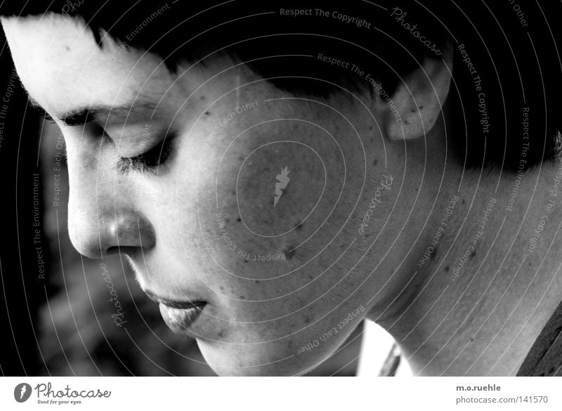 "ich liebe dich nicht" Porträt Schwarzweißfoto Mädchengesicht Sehnsucht Liebeskummer Leberfleck Schmerz untergehen Gedanke Intuition Lippen Mund ruhig Gesicht