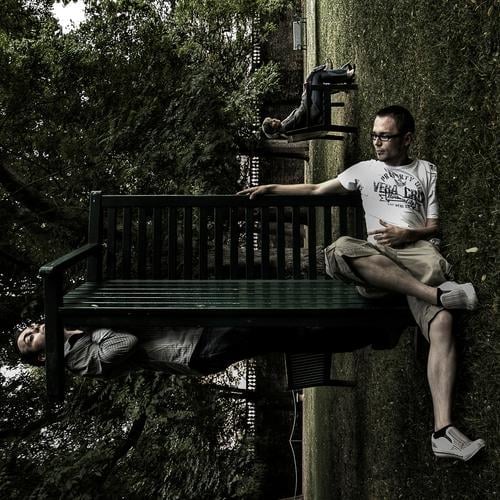 "verstecken" mal anders Mann Spielen Freizeit & Hobby Sommer Wolken dunkel Park grün Baum Spiegel Reflexion & Spiegelung Schuhe Hose T-Shirt Hemd Brille Mauer