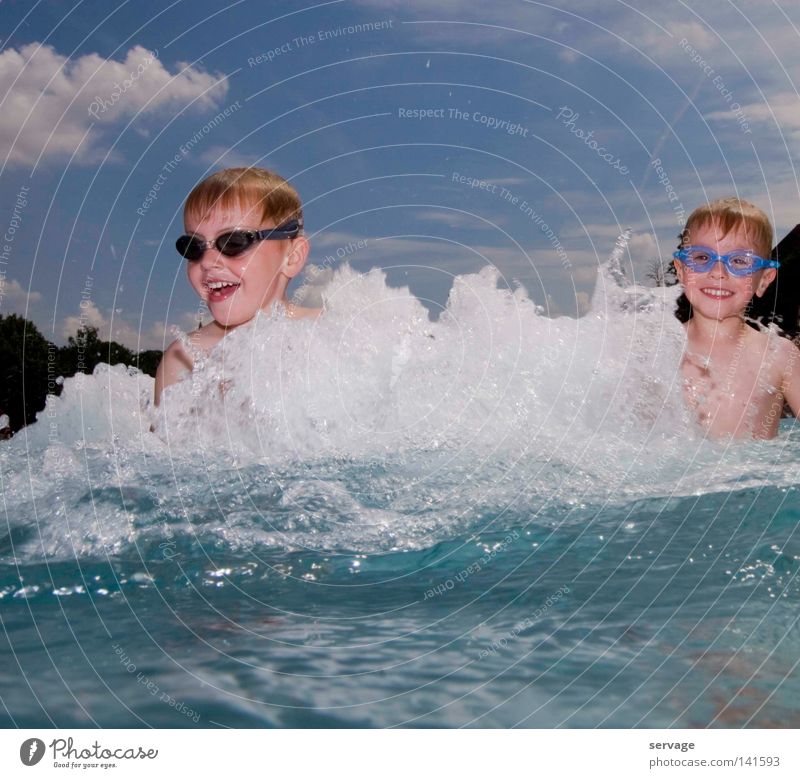 Wasser ist nass tauchen Kind Sommer Wasserfontäne Ferien & Urlaub & Reisen Freude lachen Taucherbrille Schwimmbrille Zwilling Schwimmbad Wolken Himmel