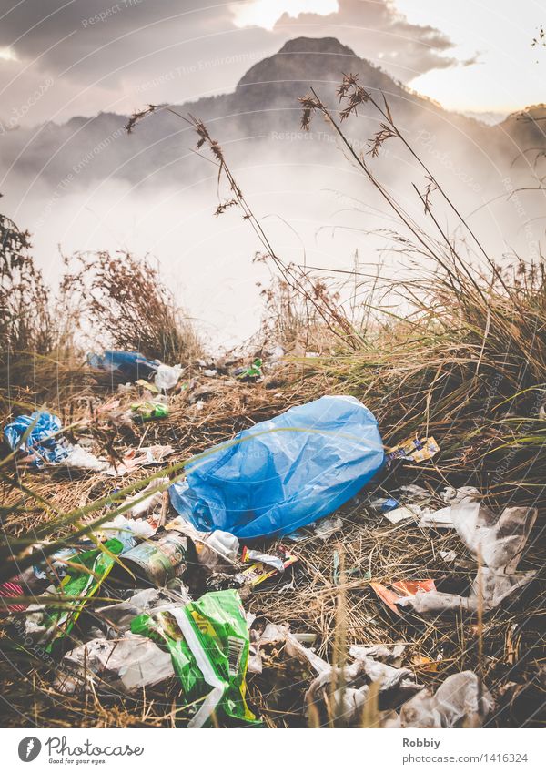 Tolle Aussichten Umwelt Natur Landschaft Wiese Berge u. Gebirge Gipfel Lombok Müll Müllsack dreckig Ekel Stress Erholung Gesellschaft (Soziologie) Idylle Klima