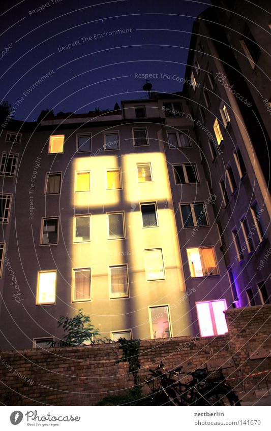 Fenster zur Nacht Fassade Haus Hinterhof Stadthaus Fensterkreuz Nachtlicht Licht Lichterscheinung Erscheinung Lampe Beleuchtung erleuchten Erkenntnis