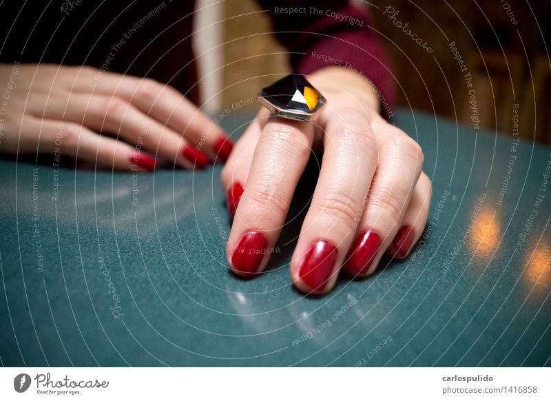 # 1416858 elegant schön Maniküre feminin Junge Frau Jugendliche Erwachsene Hand Finger Mensch 18-30 Jahre Ring blau rot Fingernagel Tisch manuell Farbfoto
