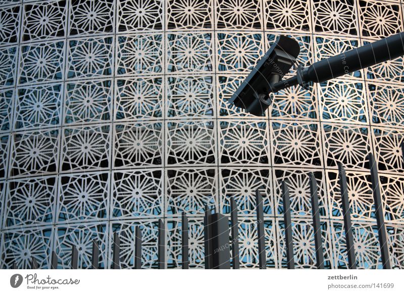 Sicherheit 2.0 Überwachungskamera Fotokamera Sicherheitsdienst Zaun Barriere Schutz Konsulat Panoramafreiheit Haus Gebäude Arabesken Muster Schmuck