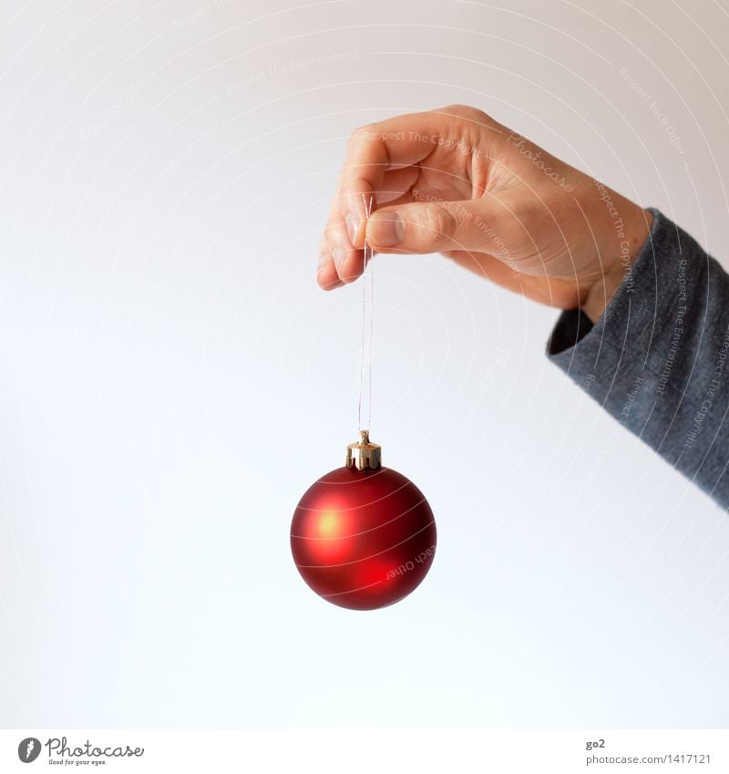 Zum Kugeln Weihnachten & Advent Mensch Erwachsene Hand Finger 1 Dekoration & Verzierung Kitsch Krimskrams Christbaumkugel festhalten ästhetisch rot Vorfreude