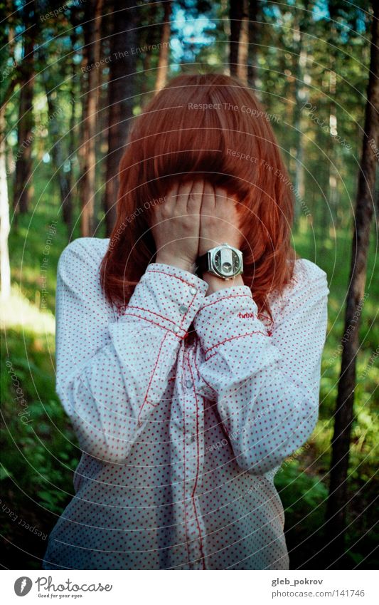 tief im Wald. Haare & Frisuren Gesicht Hand Platane Bekleidung Holz Natur Himmel Angst Panik Behaarung Hände Handflächen Ellenbogen rot Uhren Hemden Flora