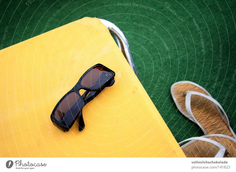 Urlaub auf Kunstrasen Kreuzfahrt Sonnenbrille Schuhe Flipflops Strand Ferien & Urlaub & Reisen weiß gelb grün schwarz Silber Liege Liegestuhl Cocktail