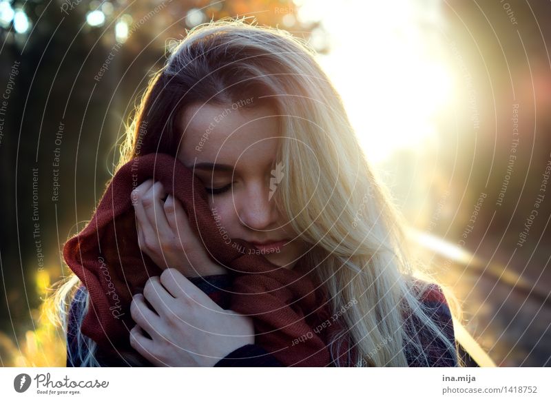 junge blonde Frau mit geschlossenen Augen im Gegenlicht kuschelt mit ihrem Schal in der Natur Mensch feminin Junge Frau Jugendliche Erwachsene Gesicht 1