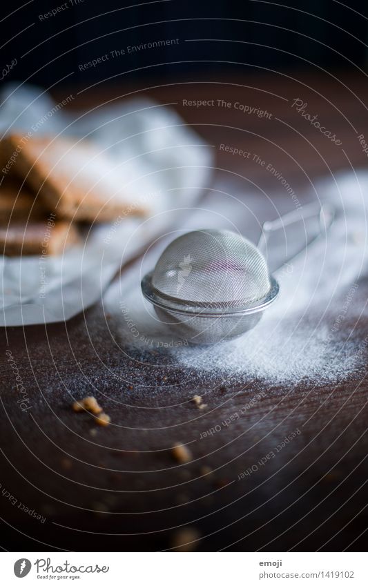 Puderzucker Dessert Süßwaren Zucker kochen & garen Ernährung dunkel süß Manuelles Küchengerät Farbfoto Innenaufnahme Nahaufnahme Detailaufnahme Menschenleer