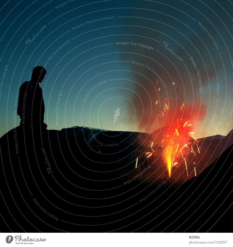 PENG Explosion explodieren Brand Feuer Feuerwerk Pyrotechnik Bombe Bombenangriff Funken sprühen Licht Lichteffekt Lichterscheinung Lichtobjekt Blick