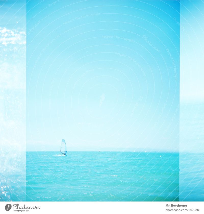 Rückenwind Surfen Windsurfing blau türkis hell-blau Schönes Wetter Sonne Sommer Horizont Wasser Meer See Segeln Reflexion & Spiegelung glänzend Himmel