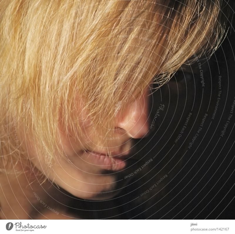 Der Gedanke eines Augenblicks perfekt Porträt Haare & Frisuren blond schwarz Hintergrundbild geheimnisvoll bezaubernd Gefühle Frau Gesicht Gesichtsausdruck
