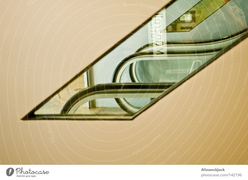 unscheinbare selbstportraitierung Fenster Rolltreppe Reflexion & Spiegelung durchsichtig Geländer Treppengeländer aufwärts unten abwärts Güterverkehr & Logistik