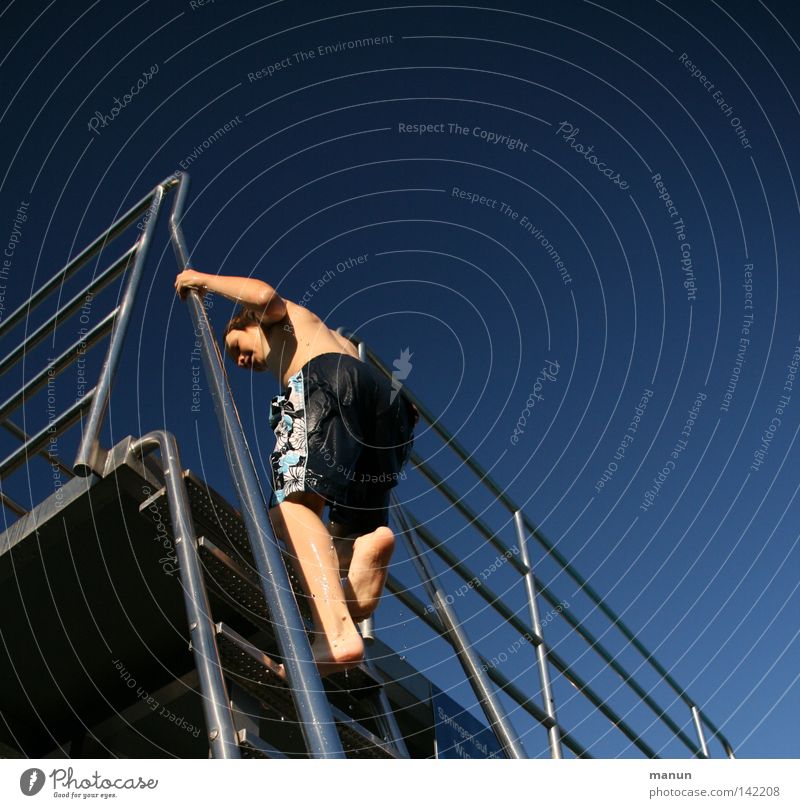 Vorfreude Sprungbrett aufsteigen Chrom Badehose Sommer Physik Erfrischung Spielen Wassersport springen Aktion Nervenkitzel türkis weiß Jugendliche Leiter