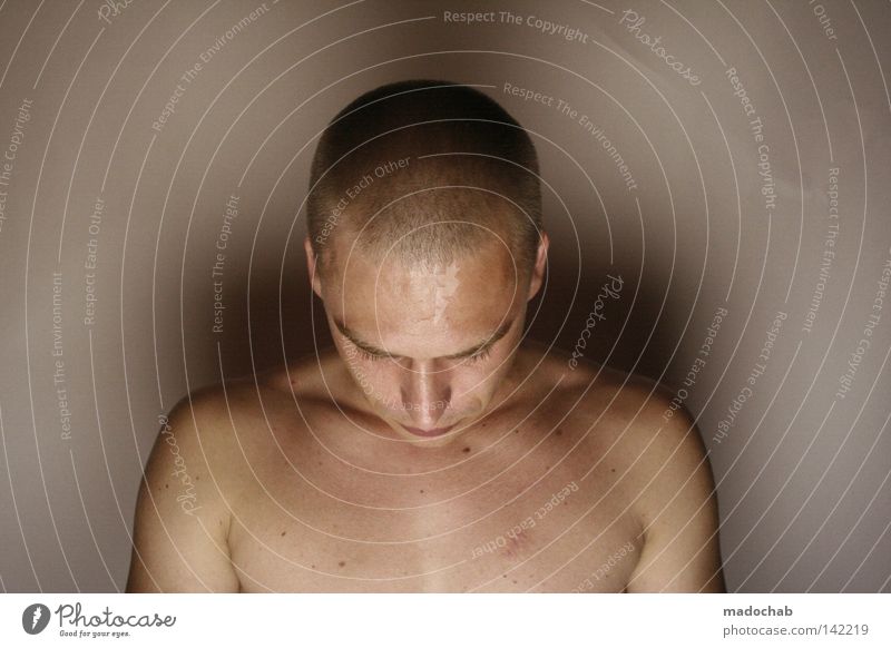 Portrait junger Mann introvertiert nackt mit Glatze, der nach unten guckt Mensch Schulter Anmut ehrwürdig ruhig Gebet zart unterwürfig unterwerfen ruhen nah