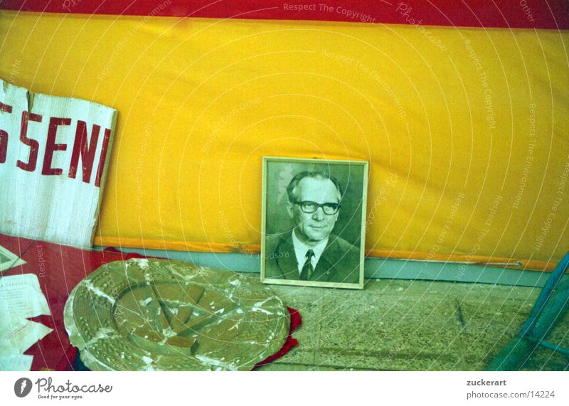 abgehangen Ostalgie historisch Honecker-Bild DDR Parteitag