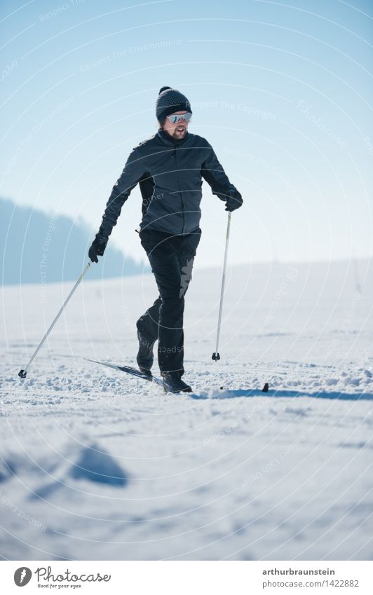 Junger Mann beim Langlaufen sportlich Fitness Freizeit & Hobby Langläufer Ausflug Winter Schnee Winterurlaub Sport Sport-Training Wintersport Sportler Skier