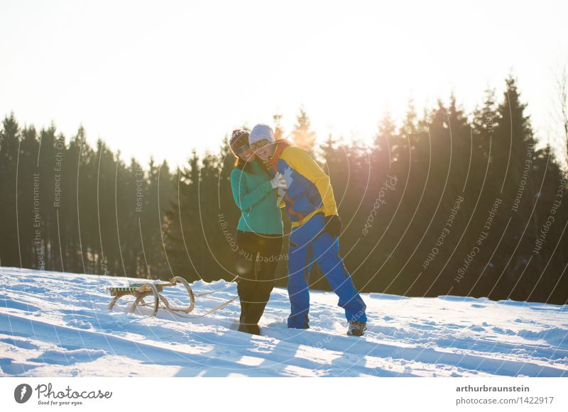 Junges Paar im Winter Lifestyle Freude sportlich Freizeit & Hobby Schlitten Ferien & Urlaub & Reisen Tourismus Ausflug Schnee Winterurlaub wandern Wintersport