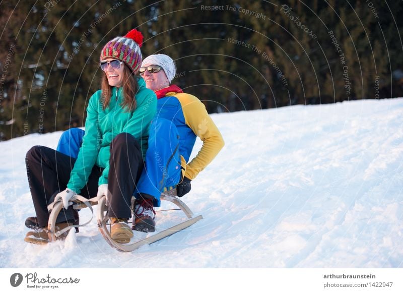 Junges Paar haben Spaß beim Schlittenfahren Freude Freizeit & Hobby Winter Schnee Winterurlaub Wintersport Skipiste Mensch maskulin feminin Junge Frau