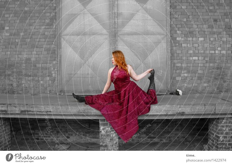 Tänzerin auf einem Werksgelände feminin 1 Mensch Theaterschauspiel Bühne Tanzen Mauer Wand Tür Kleid rothaarig langhaarig Bewegung außergewöhnlich elegant schön