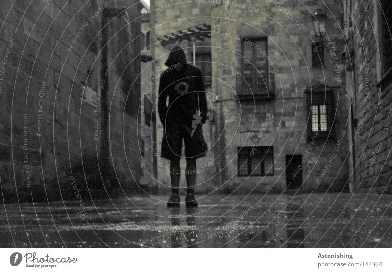 dunkler Mann in dunkler Gasse dunkel Schwarzweißfoto Kontrast Farblosigkeit grau gefährlich Regen Fenster Stein Straße Barcelona stehen Boden Mauer Haus Stadt