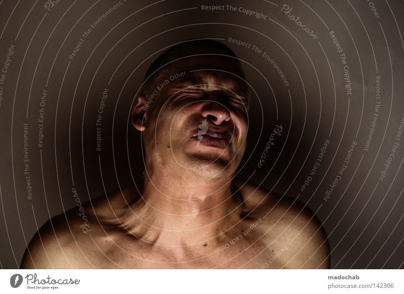 Portrait junger Mann nackt mit Glatze angestrengt angespannt Muskeln anspannen Porträt Oberkörper Vorderansicht Wegsehen geschlossene Augen Lifestyle Haut
