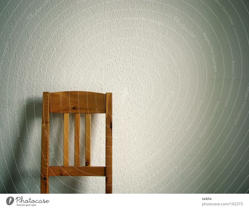 Leere Stuhl Wand Holz Kiefer Holzmehl Sitzgelegenheit authentisch Stuhllehne stehen anlehnen Pause Tapete Raufasertapete Schatten weiß Gefühle Möbel