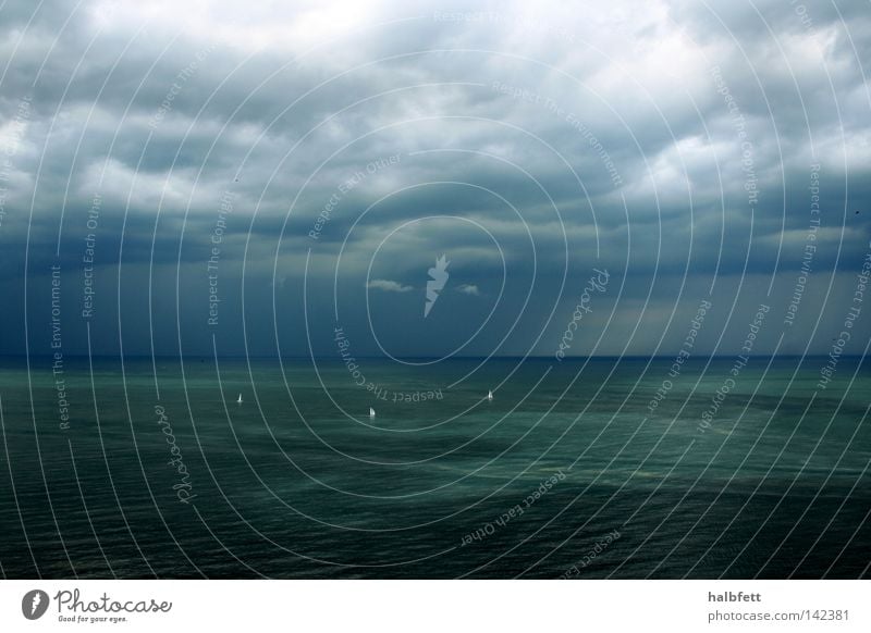 Wasserwelt Wolken Meer Segeln bedrohlich blau Gewitter Regen Wetter Meteorologie Sturm Wind Einsamkeit Aufgabe herausfordernd Herausvorderung