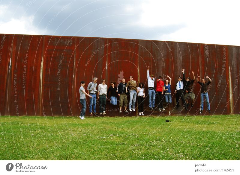 Bln 08 | Jump Menschengruppe Wiese Mauer springen Fröhlichkeit Freude Unsinn Fotografieren Frau Mann Wolken Schönes Wetter Physik heiß Sonne Sonnenstrahlen