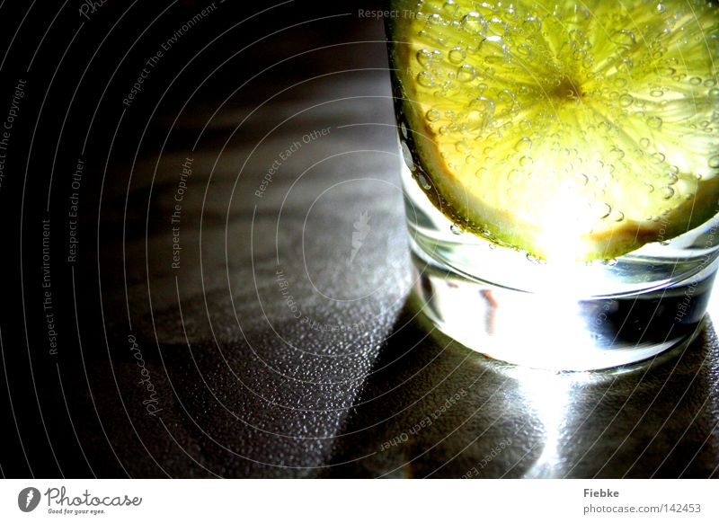 Sauer macht lustig :) Zitrone Limone Zitrusfrüchte Vitamin C Glas Trinkwasser Getränk Erfrischungsgetränk trinken Durst Sommer Licht Schatten Beleuchtung