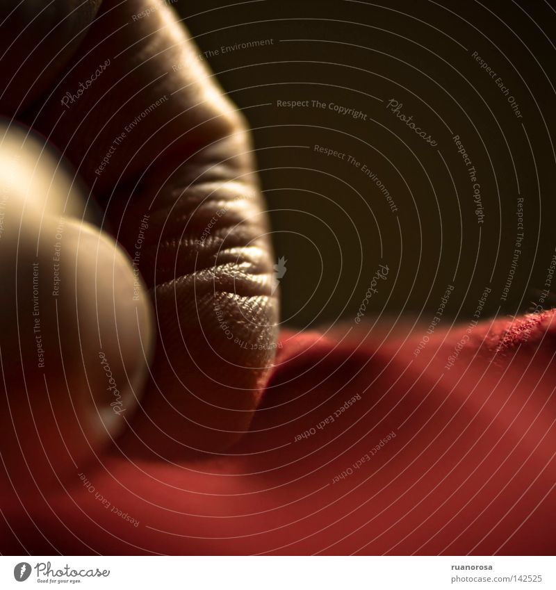 Meissner Hand Finger Strukturen & Formen Gehege Spuren Fingerkuppe Fingernagel Detailaufnahme Fingerabdruck Ärger rot weich heiß Stoff Konservendose