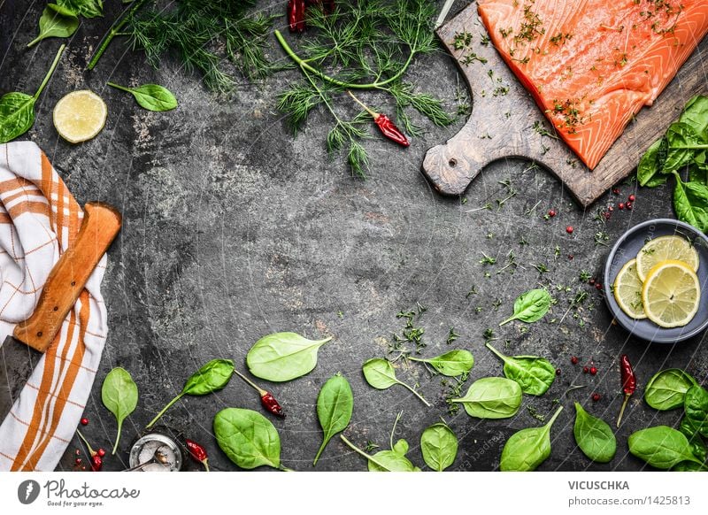 Lachs Fischfilets und frische Zutaten fürs Kochen Lebensmittel Gemüse Salat Salatbeilage Kräuter & Gewürze Ernährung Mittagessen Abendessen Büffet Brunch