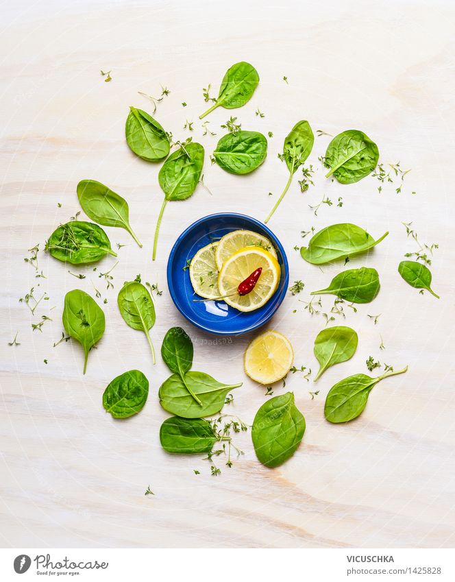 Baby-Spinat um kleiner Schüssel mit Zitrone und Gewürze Lebensmittel Gemüse Salat Salatbeilage Kräuter & Gewürze Ernährung Mittagessen Bioprodukte