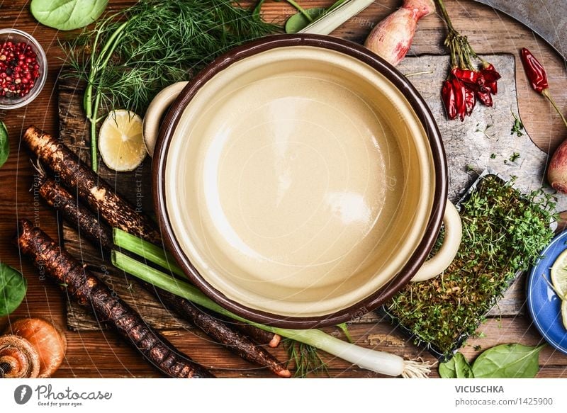 Gemüse für gesundes Kochen um leeren Topf Lebensmittel Kräuter & Gewürze Ernährung Bioprodukte Vegetarische Ernährung Diät Schalen & Schüsseln Messer
