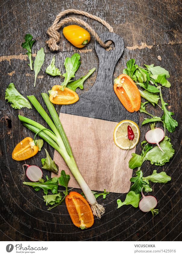 Gemüse und Kräuter fürs Kochen um leerem Schneidebrett Lebensmittel Salat Salatbeilage Kräuter & Gewürze Ernährung Mittagessen Bioprodukte