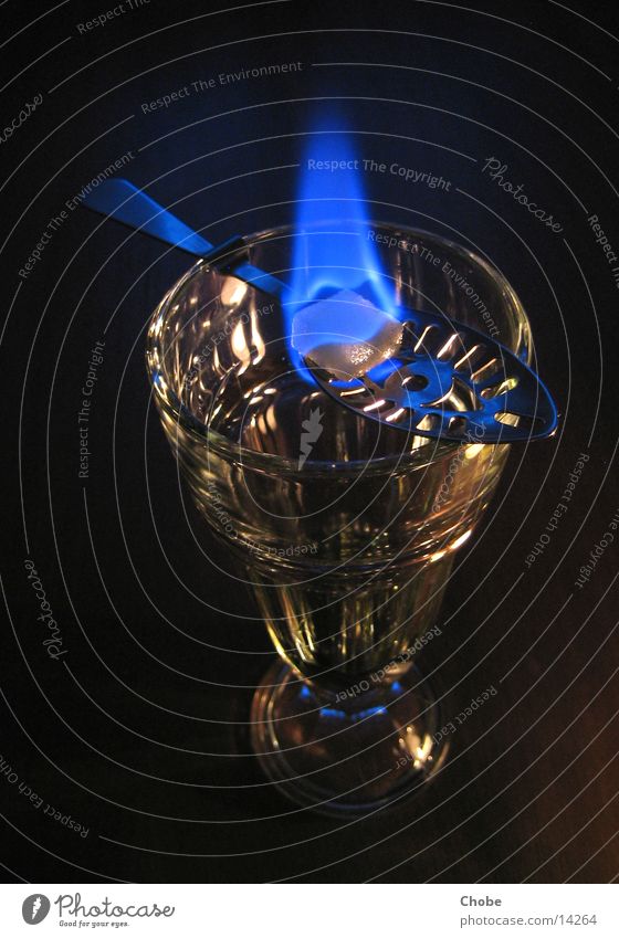 Absinthritual grün Löffel Zucker Würfelzucker Ritual Alkohol Glas Brand Flamme blau Trinkritual