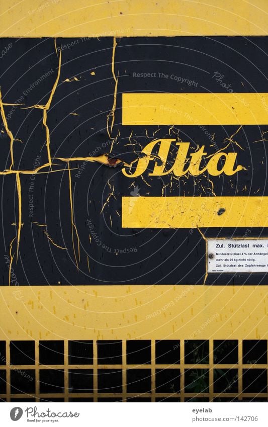 ALTA...WAS GEHT !? Alta Typographie Wort Buchstaben Information gelb schwarz Baumaschine Kompressor Streifen Gitter verfallen kaputt desolat Schriftzeichen