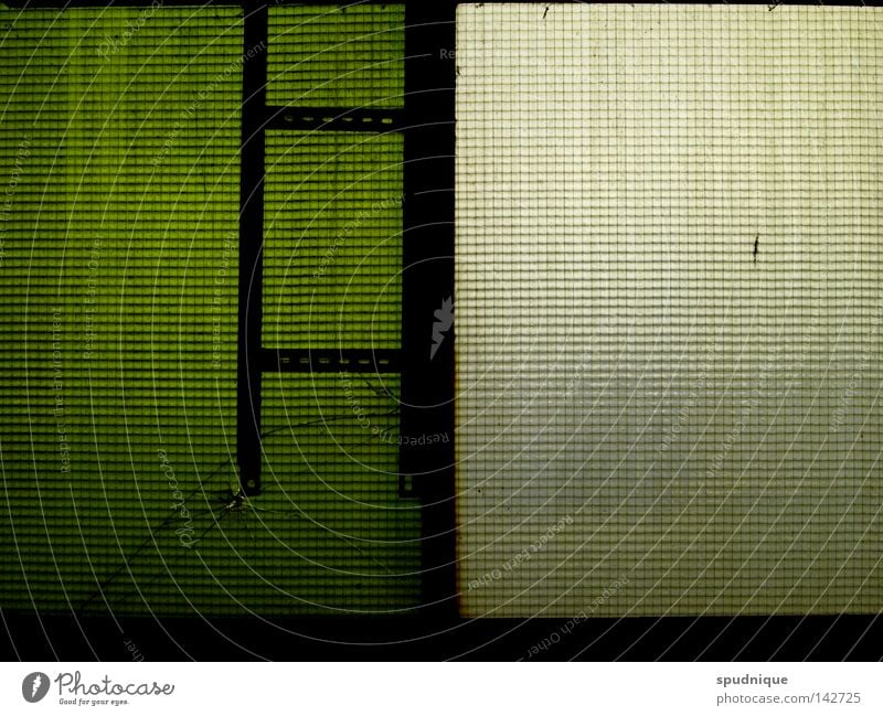traurige realität Fenster Fensterscheibe Durchblick graphisch grün weiß schwarz brechen kaputt puristisch Linearität Geometrie Detailaufnahme Trauer