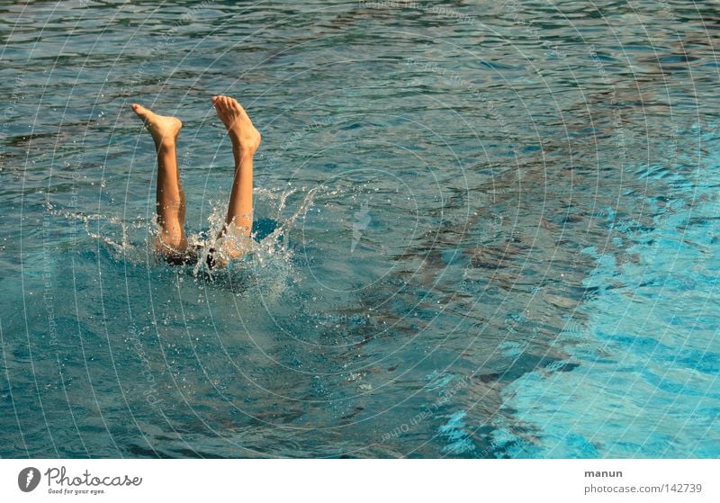 Wasserballett rückwärts Salto schwarz weiß türkis Luft Freizeit & Hobby Gesundheit Kick springen Jugendliche Mann Aktion Lebensfreude Sommer Schwimmbad Freibad